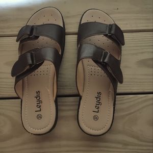 NWOT Leydis Brown women's sandals size 10